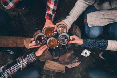 insanların birbirlerine yakınındaki ormanda kamp ateşi ısınma sırasında toasting Üstten Görünüm