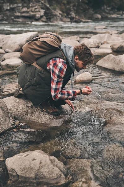 Sediento Hombre Bebiendo Agua Del Río Las Montañas —  Fotos de Stock