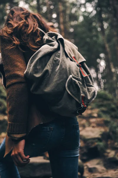 Visão Traseira Mulher Com Mochila Movendo Para Cima Enquanto Caminhando — Fotografia de Stock