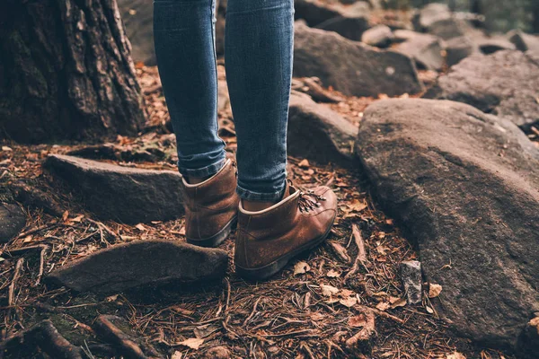 Częściowy Widok Nogi Kobieta Podróży Buty Stojący Lesie — Zdjęcie stockowe