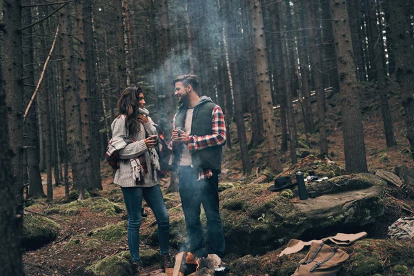 Tourists Couple Bonfire Mountains Wood — Stock Photo, Image
