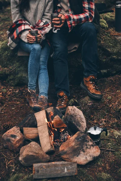 Delvis Skymd Utsikt Över Turister Par Nära Brasa Fjällen Trä — Stockfoto