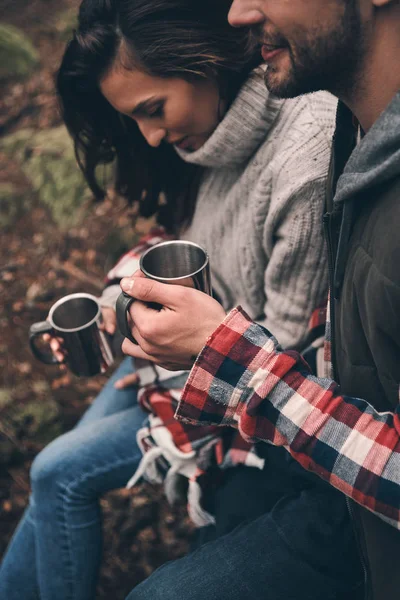 Hermosa Pareja Joven Sosteniendo Copas Con Bebidas Calientes Bosque —  Fotos de Stock