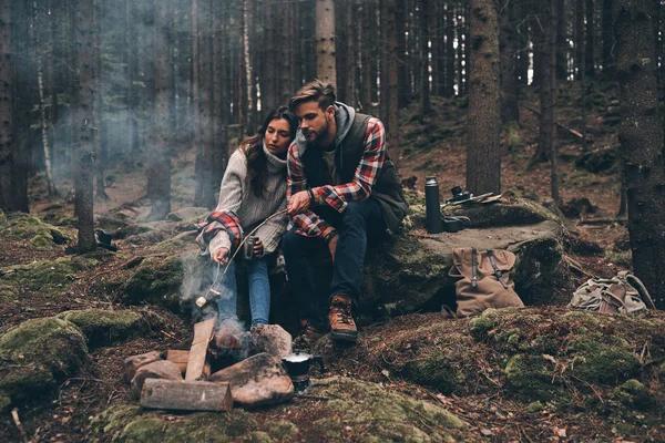 Tourists Couple Bonfire Mountains Wood — Stock Photo, Image