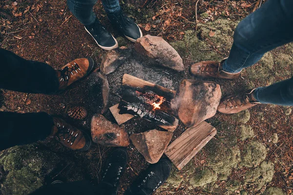 Gedeeltelijke Weergave Van Mensen Staan Rond Het Kampvuur Het Bos — Stockfoto