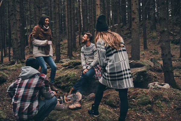 Lyckligt Leende Turist Vänner Umgås Vid Lägereld Skogen — Stockfoto