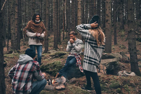Toeristische Vrienden Praten Kampvuur Het Bos — Stockfoto