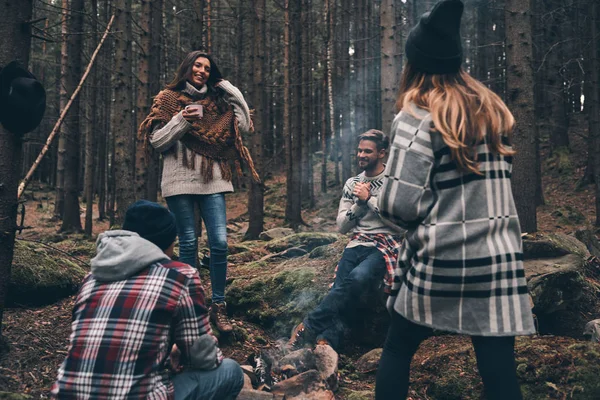 Fyra Turist Vänner Umgås Vid Lägereld Skogen — Stockfoto