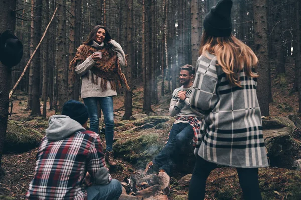 Quatro Amigos Turistas Que Passam Tempo Fogueira Floresta — Fotografia de Stock