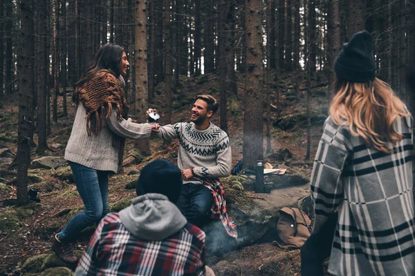 Quatro Amigos Turistas Que Passam Tempo Fogueira Floresta — Fotografia de Stock