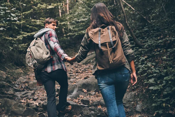 Ungt Par Hålla Händer Och Flytta Medan Vandring Tillsammans Skogen — Stockfoto