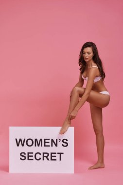 Studio, ileti başlığı afiş poster dururken tutan güzel genç kadın: kadın gizli 
