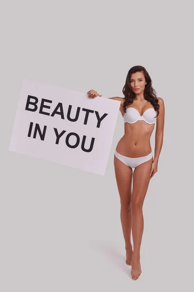 Full Längd Attraktiv Ung Kvinna Håller Affisch Med Texten Skönhet — Stockfoto