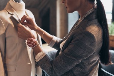 Terzi kadın manken iğne moda ceket ile dikiş yakın çekim
