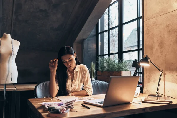 Schöne Modedesignerin Arbeitet Skizzen Während Sie Ihrem Ateliertisch Sitzt — Stockfoto