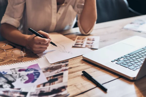 Close Woman Drawing Sketches While Sitting Wooden Table Laptop — Stock Photo, Image