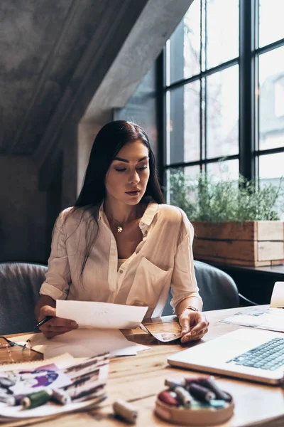 Beautiful Young Woman Working Sketches While Sitting Her Workshop — Stock Photo, Image