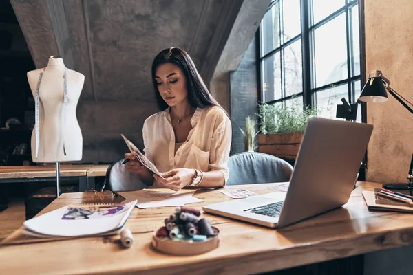 Beautiful Business Woman Working Sketches While Sitting Her Workshop — Stock Photo, Image