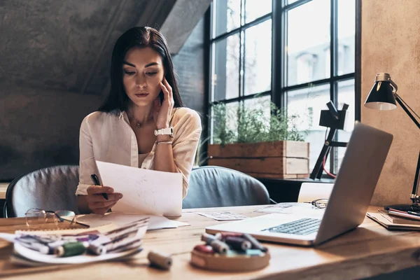 Beautiful Business Woman Holding Paper Looking While Sitting Desk Her — Stock Photo, Image