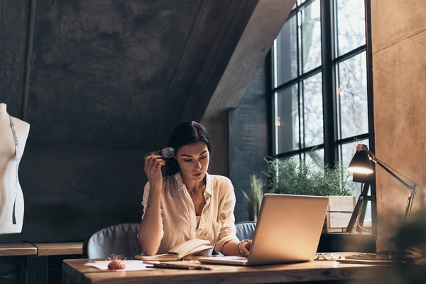 Konzentrierte Junge Frau Arbeitet Mit Laptop Während Sie Ihrer Werkstatt — Stockfoto