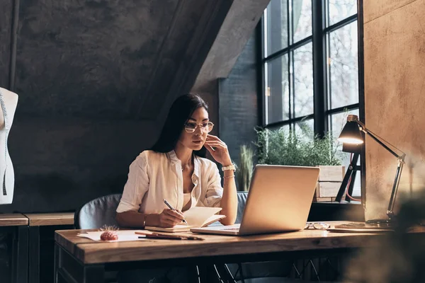 Concentrated Young Woman Checking Out Her Notes Personal Organizer While — Stock Photo, Image