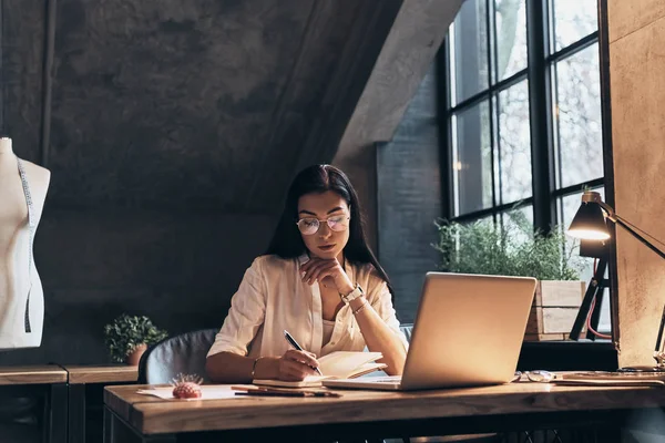 Concentrato Giovane Donna Controllare Suoi Appunti Organizzatore Personale Mentre Seduto — Foto Stock