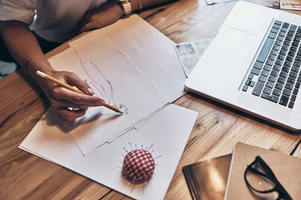 Close Woman Drawing Sketches While Sitting Wooden Table Laptop — Stock Photo, Image