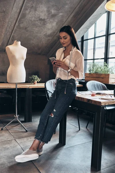 Escribiendo Mensaje Negocios Mujer Joven Atractiva Usando Teléfono Inteligente Mientras — Foto de Stock