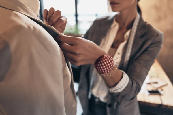 Primer Plano Joven Mujer Ajustando Collar Chaqueta Maniquí Mientras Está —  Fotos de Stock