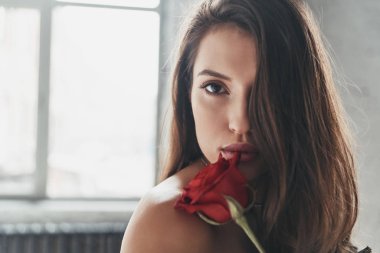 şehvetli muhteşem kadın portre ile kırmızı gül çiçek, yakın çekim 