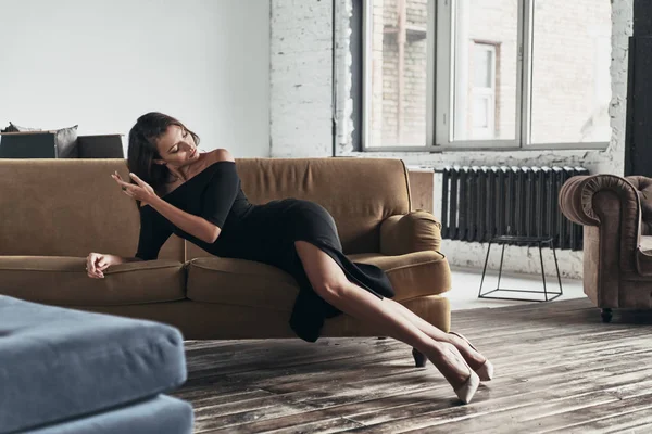 Prachtige Elegante Vrouw Zwarte Jurk Die Zich Voordeed Sofa Thuis — Stockfoto