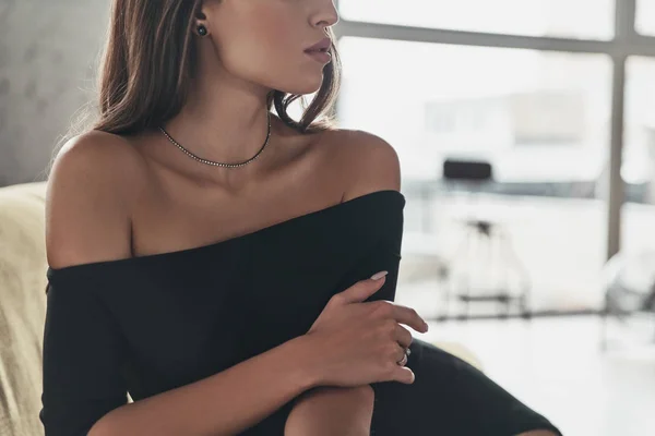 Hermosa Mujer Elegante Vestido Negro Posando Casa —  Fotos de Stock