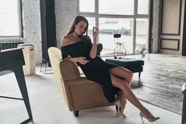 Okouzlující Brunetka Žena Černé Elegantní Šaty Pózování Doma — Stock fotografie