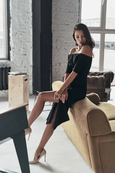 Mulher Elegante Vestido Preto Posando Sofá — Fotografia de Stock