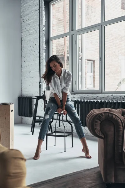 Triest Brunette Vrouw Vrijetijdskleding Zit Stoel Thuis — Stockfoto