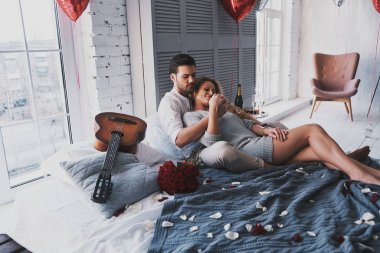 Kalp balon ile evde yatakta yatıyordu süre kucaklayan güzel genç Çift