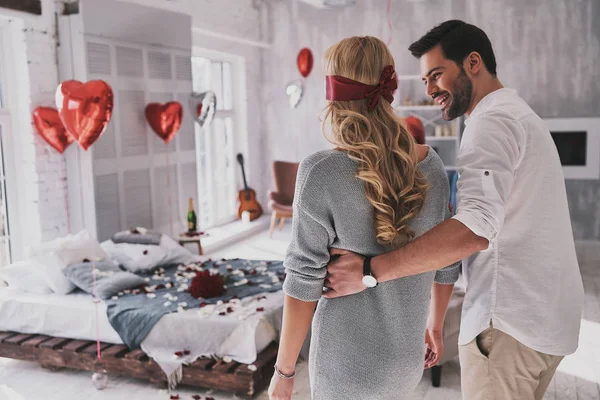 Hombre Haciendo San Valentín Sorpresa Para Novia Dormitorio Mujer Con — Foto de Stock