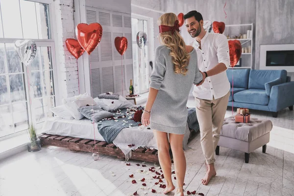 Bărbat Face Ziua Îndrăgostiților Surpriză Pentru Prietena Dormitor Femeie Panglică — Fotografie, imagine de stoc