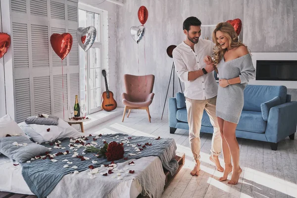 Frau Lächelt Während Sie Mit Freund Schlafzimmer Voller Luftballons Steht — Stockfoto