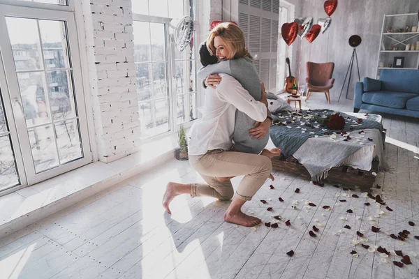 Totaal Verliefd Mooie Paar Omarmen Slaapkamer Vol Ballonnen Rozenblaadjes Vieren — Stockfoto