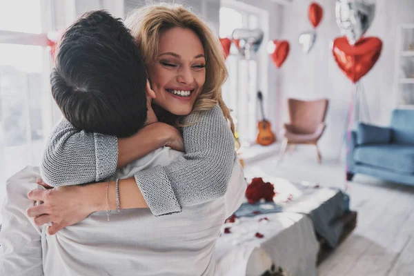 Totalmente Enamorada Hermosa Pareja Abrazándose Dormitorio Lleno Globos Pétalos Rosa — Foto de Stock