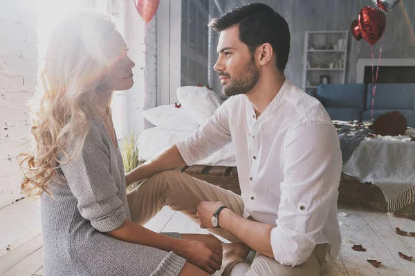 Totalmente Enamorada Hermosa Pareja Abrazándose Dormitorio Lleno Globos Celebrando Día —  Fotos de Stock