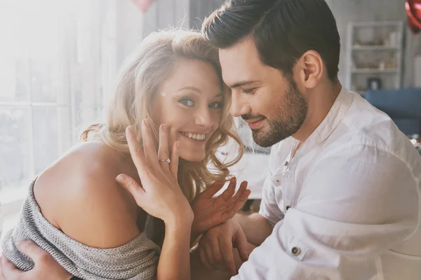 Hermosa Joven Mostrando Anillo Compromiso Sonriendo Mientras Está Sentada Dormitorio — Foto de Stock