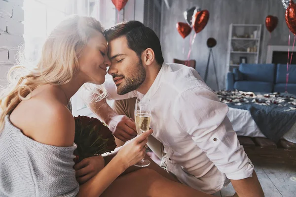 Romantisches Junges Verliebtes Paar Feiert Valentinstag Mit Champagnergläsern — Stockfoto