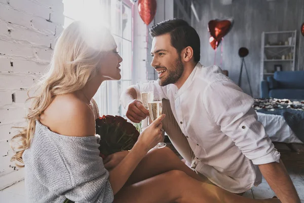 Romantische Gelukkige Paar Verliefd Champagneglazen Viering Valentines Day — Stockfoto