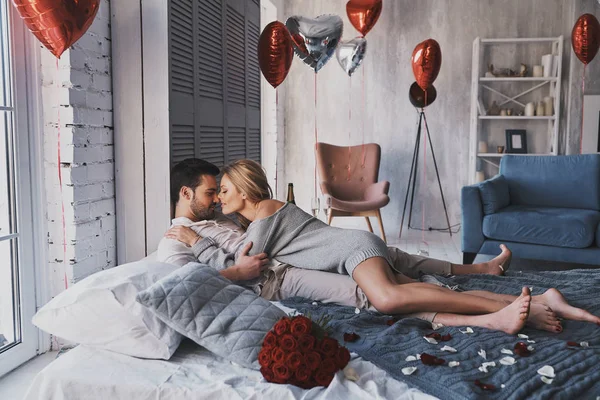 Passionate Beautiful Young Couple Embracing While Lying Bed Home — Stock Photo, Image