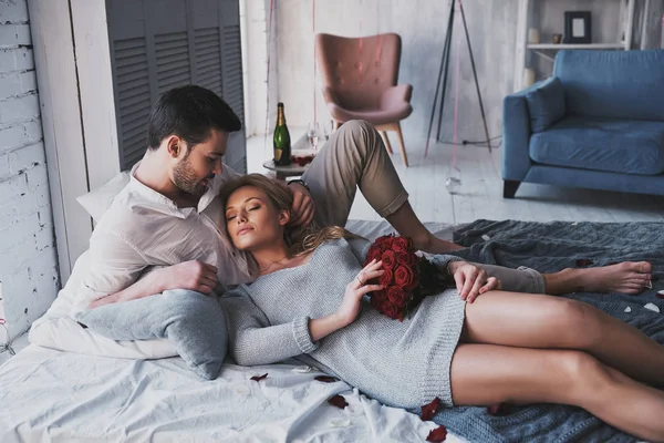 Belo Casal Jovem Abraçando Enquanto Deitado Cama Casa Mulher Segurando — Fotografia de Stock