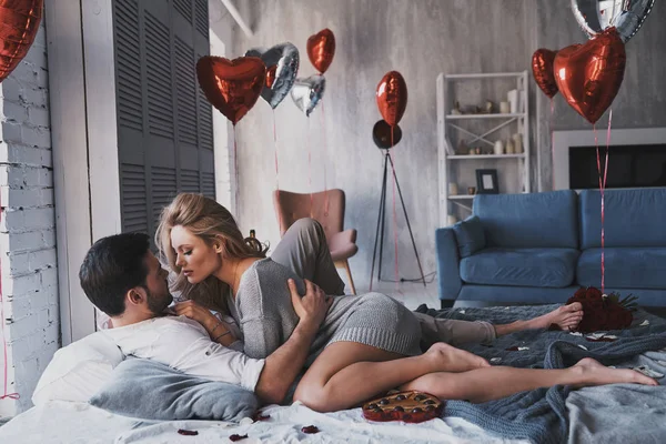 Tutkulu Güzel Genç Çift Evde Yatakta Yatıyordu Süre Kucaklayan — Stok fotoğraf
