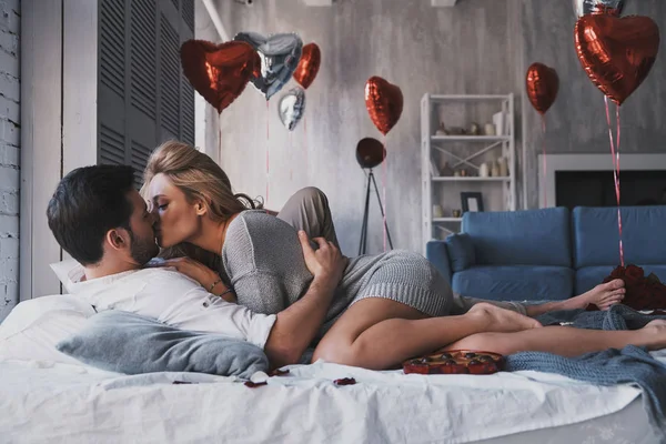 Beautiful Young Couple Embracing Kissing While Lying Bed Home — Stock Photo, Image