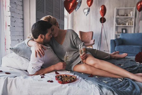 Belo Jovem Casal Bebendo Champanhe Sorrindo Enquanto Celebra Dia Dos — Fotografia de Stock